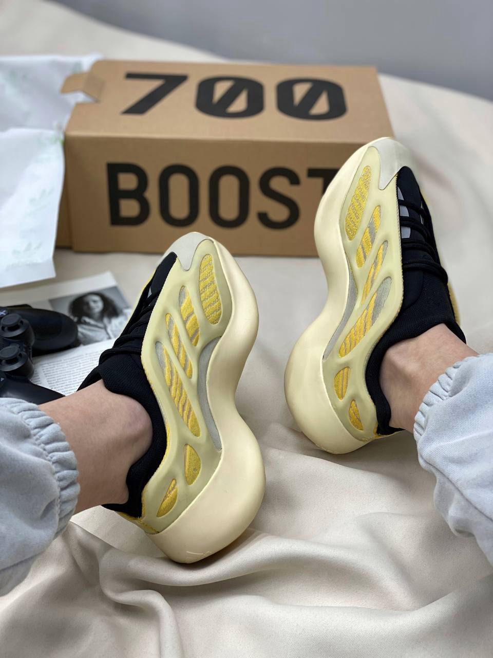 Yeezy 700 V3 Safflower — фото 4