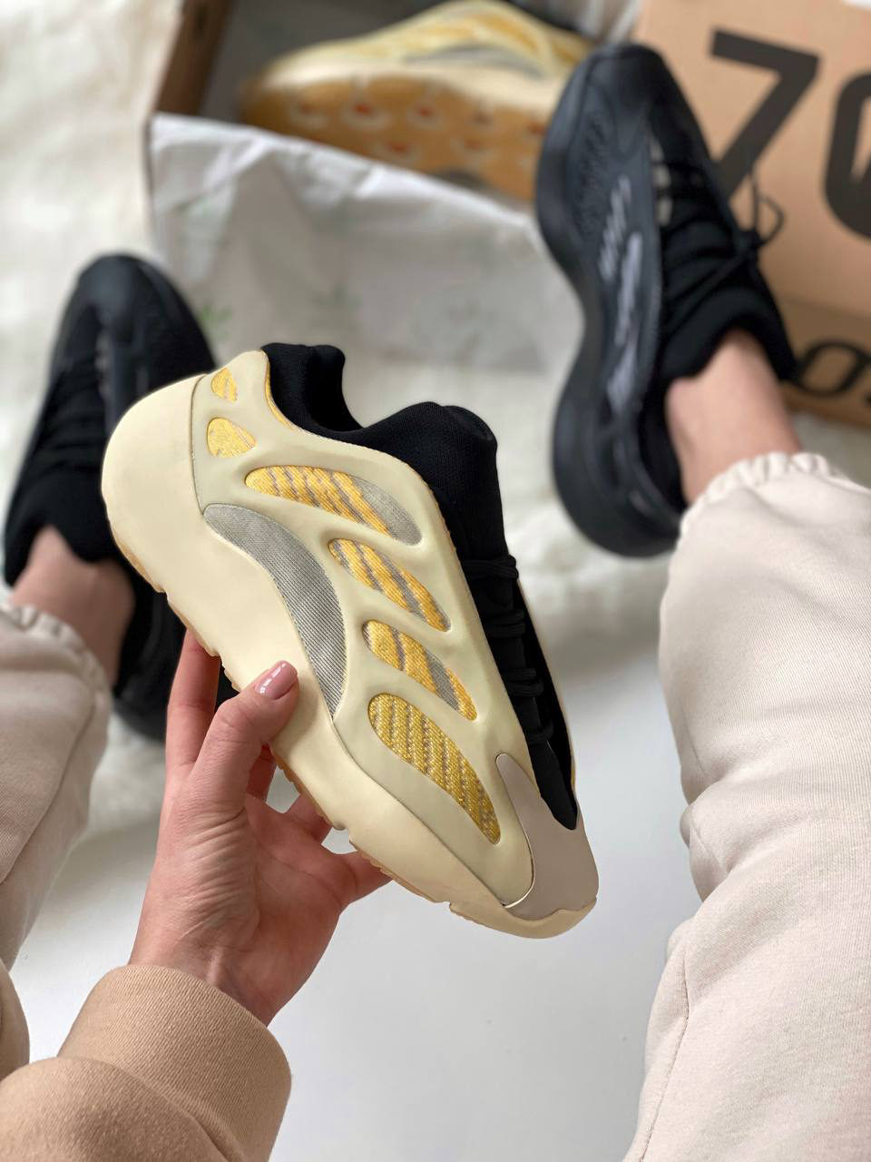 Yeezy 700 V3 Safflower — фото 3