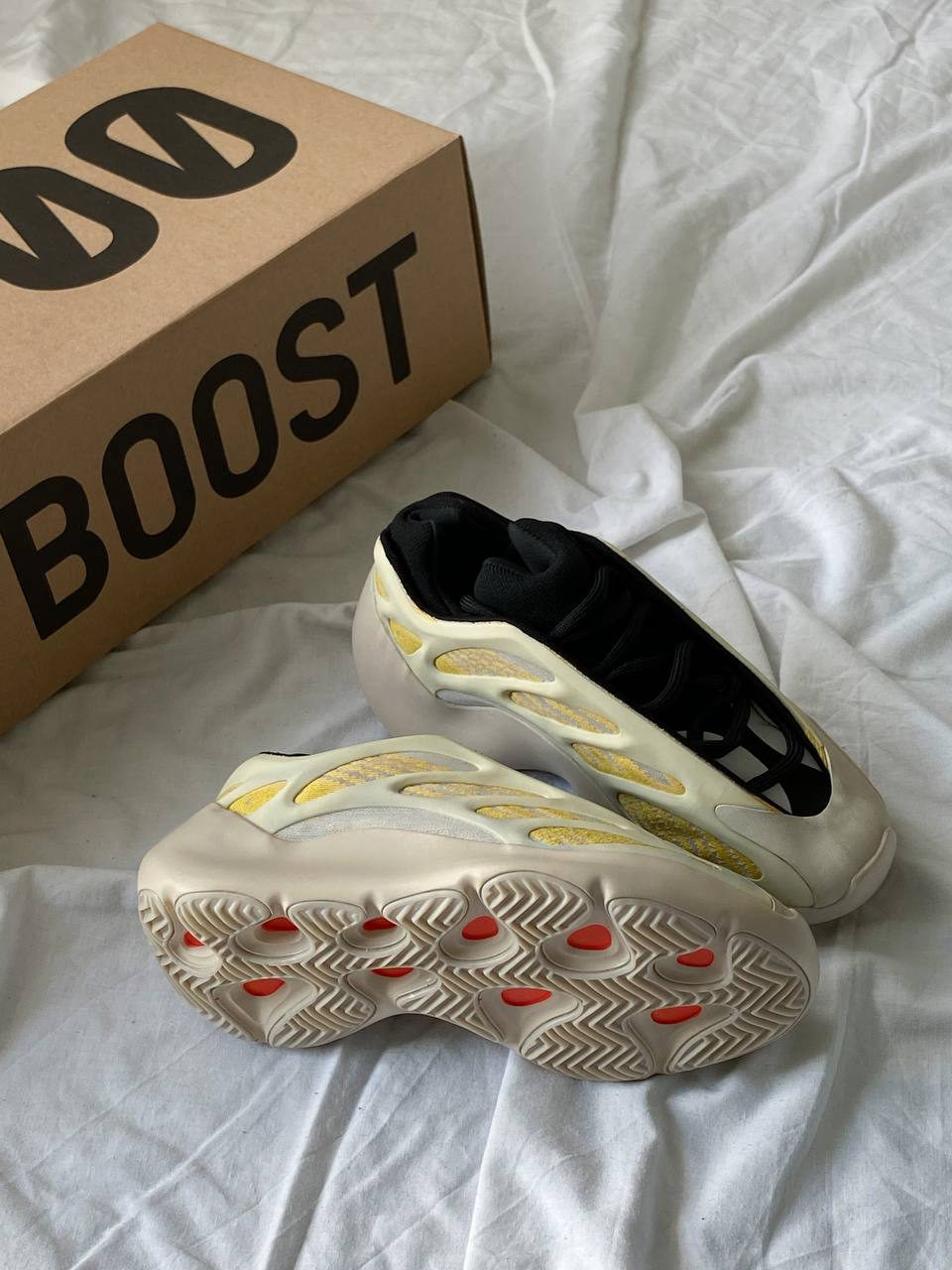 Yeezy 700 V3 Safflower — фото 2